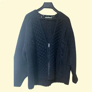 [ Maglia Plus ] 블랙 지퍼 포함 케이블 니트 스웨터