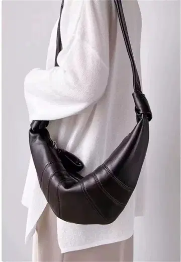 새상품 램 가죽 크루아상형 숄더백