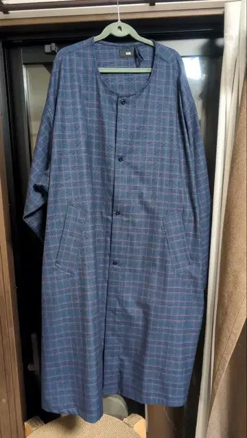 네이비 계열 체크 롱 셔츠