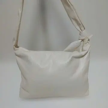 PAPILLONNER 정가 1.4만 퍼피 숄더백 사코슈 화이트