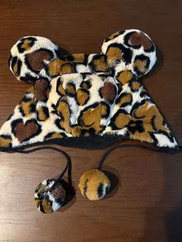 레오파드 무늬 귀도리 모자