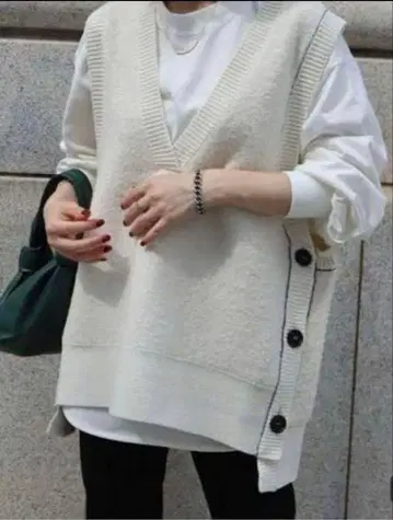 MACHATT 사이드 버튼 니트 베스트 아이보리