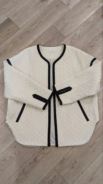 DES PRES 헤링본 자카드 노카라 숏코트