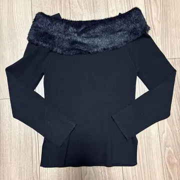 JUSGLITTY 퍼리 오프숄더 니트 블랙