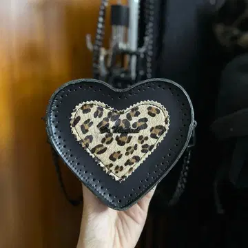 닥터마틴 하트형 레오파드 무늬 숄더백