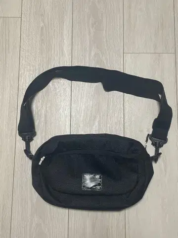 umbro 블랙 바디백 엄브로