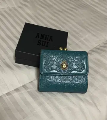 ANNA SUI 엠보싱 가공 접이식 지갑 틸