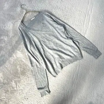 새상품급 [ 지유 ] ( M ) 긴팔 V넥 니트 그레이 얇은 소재 심플