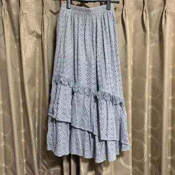 스카이블루 플레어 스커트 자수 디자인