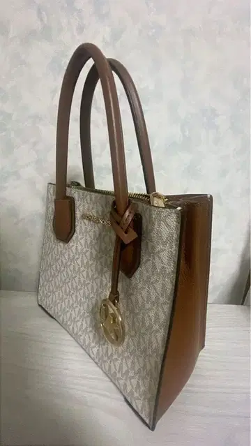 MICHAEL KORS 로고 토트백