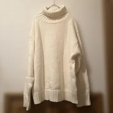 GU 아이보리 터틀넥 니트 두꺼운 소재