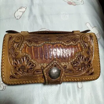가죽 장지갑 꽃 무늬 조각