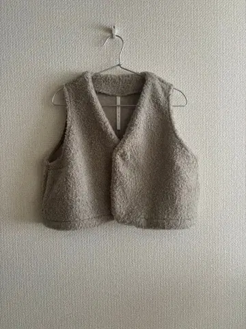 UNIVERSALTISSU 보아 V넥 미니 베스트