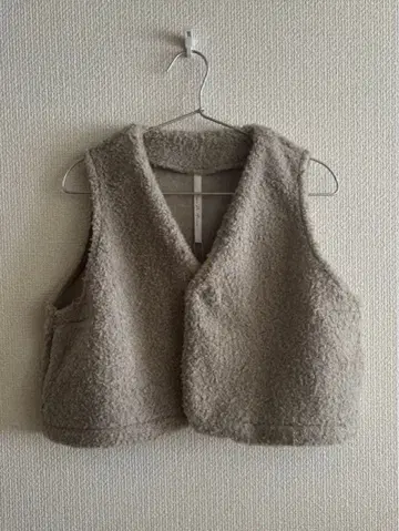 UNIVERSALTISSU 보아 V넥 미니 베스트