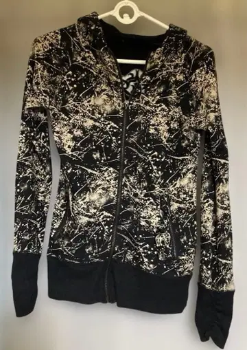 스플래터 패턴 후드 부착 후드티