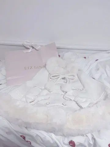 LIZ LISA 화이트 판초