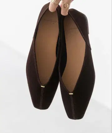 [ 미사용 새상품 ] welleg 극연 V컷 골드 악센트 펌프스