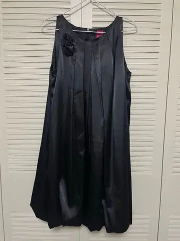 블랙 슬리브리스 원피스 새틴 장미 벌룬