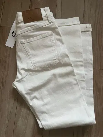 [ 새상품 ] 유니클로 +J 셀비치 스트레이트 청바지 24 데님 화이트