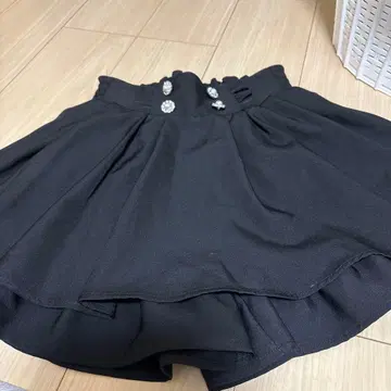 비쥬 장식 블랙 플레어 숏팬츠