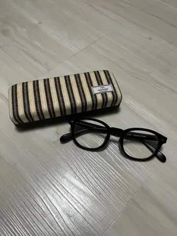 FREAK'S STORE 블랙 프레임 안경