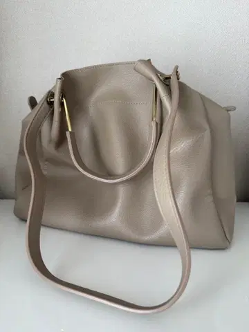 베이지 숄더백 내 포켓 부착