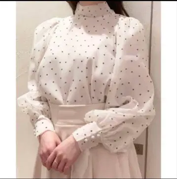 도트 무늬 리본 포함 블라우스