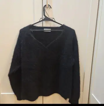 다크 블루 V넥 모헤어 혼방 스웨터