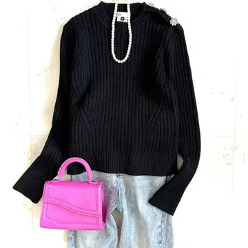 새상품급 더블 스탠다드 비쥬 버튼 크롭 니트 블랙 리브 니트