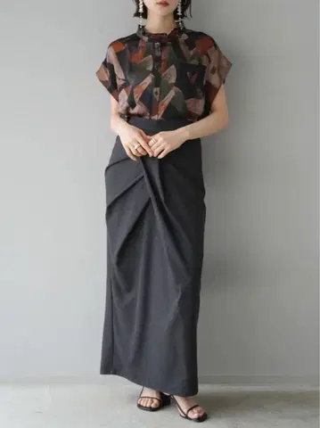 [택 포함 새상품] Lumier 린넨 터치 턱 I 라인 스커트