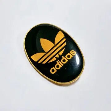adidas 타원형 핀 배지 블랙 골드