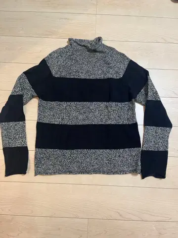 네이비와 그레이 터틀넥 니트
