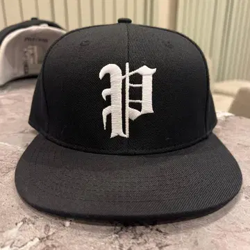 PHATRNK 블랙 스냅백 캡