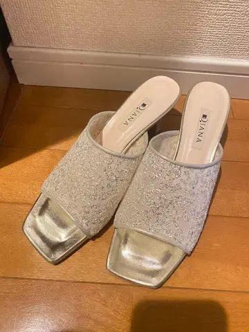 [ 2켤레 세트 판매 ] DIANA 실버 계열 뮬 & 화이트 샌들 세트