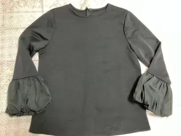 소매가 귀여운 Fit more 벌룬 소매 블랙 긴팔 상의