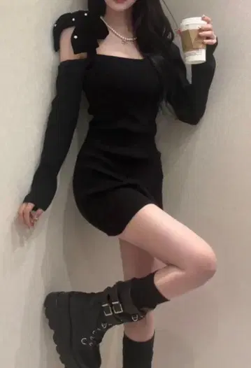 오프숄더 리본 포함 블랙 원피스