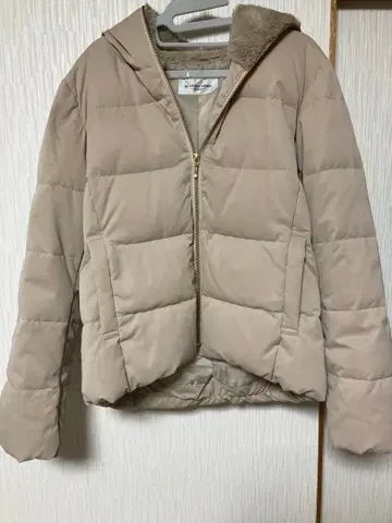 베이지 후드 부착 다운 자켓