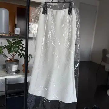 화이트 롱 스커트 앞면 턱 포함