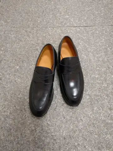 블랙 가죽 슬립온 로퍼