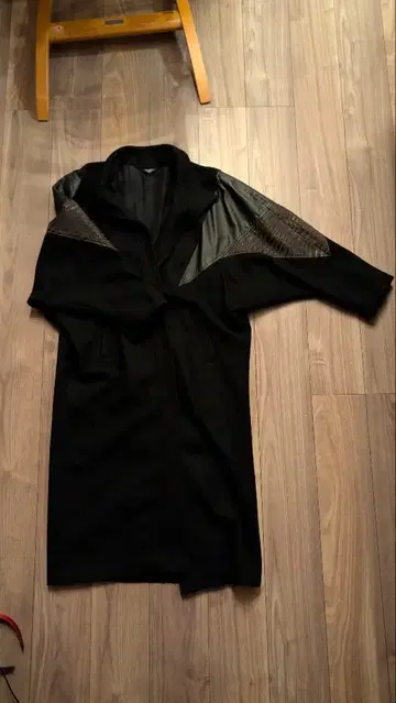 블랙 스탠드 카라 코트