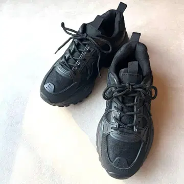 [ 새상품급 ] 블랙 통굽 대디 스니커즈 경량 올 블랙 35