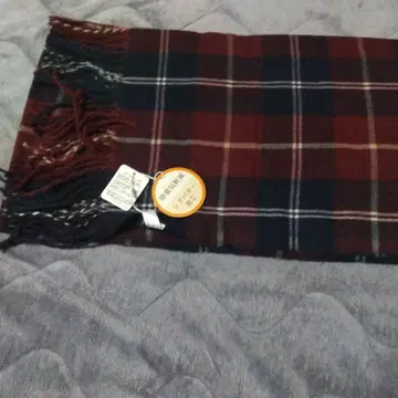 빨간색과 네이비 체크 무늬 머플러