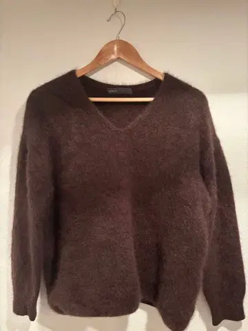 NOBLE 다크 브라운 V넥 스웨터