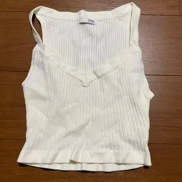 GYDA 화이트 V넥 탱크탑