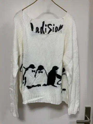 펭귄 패턴 오프숄더 니트 스웨터 화이트