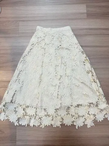 Noela 플라워 레이스 플레어 스커트