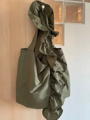 SPRUCE 프릴 디자인 토트백 올리브