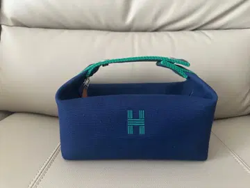 네이비 캔버스 H 자수 핸드백