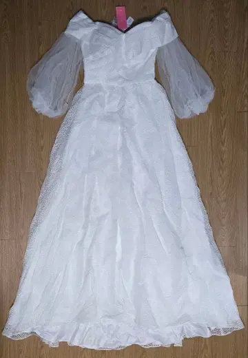 M 사이즈 화이트 오프숄더 드레스 택 포함