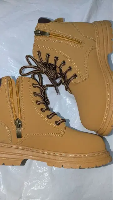 베이지 지퍼 달린 워크 부츠